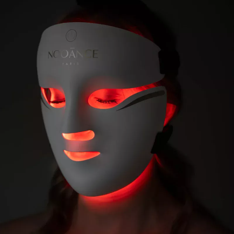 Le masque led AURION X252 de nooānce porté pendant une séance