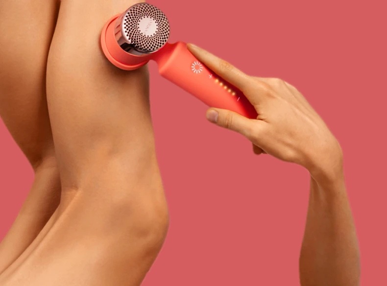 FOREO Peach 2 IPL utilisé sur les jambes pour l’épilation à lumière pulsée
