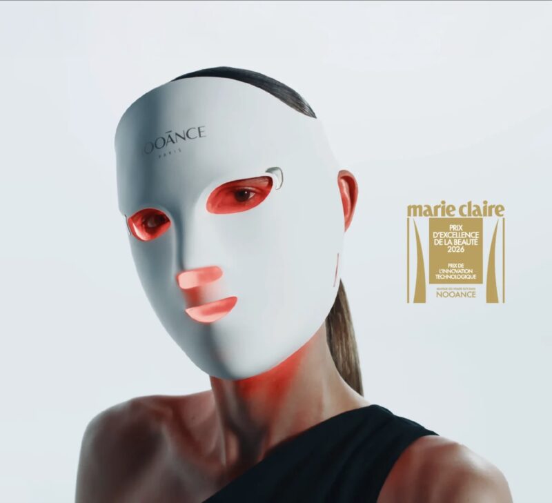 Masque LED visage Nooānce Elite X600 porté lors d’une séance de luminothérapie, modèle récompensé par le Prix d’Excellence de la Beauté Marie Claire, avec –15 % de réduction grâce au code promo TOTHEGLOW15