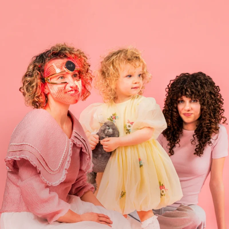 Offre FOREO Fête des Mères, mère et ses filles utilisant des appareils skincare visage avec code promo