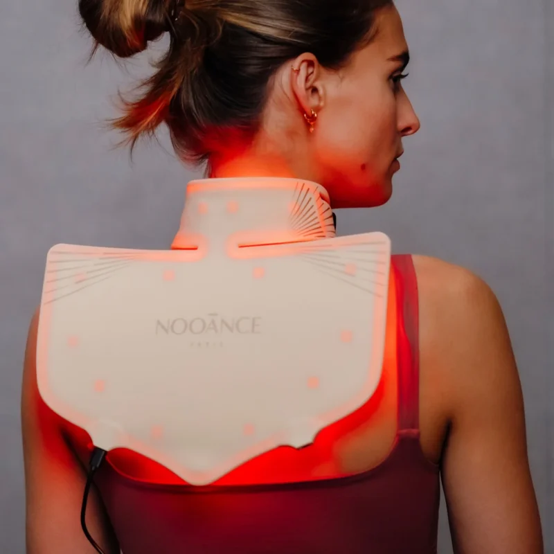 Masque LED Multi Fonctions NOOĀNCE utilisé sur le cou et le haut du dos pour traiter plusieurs zones du corps grâce à la lumière rouge et proche infrarouge