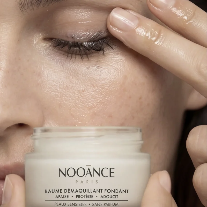 Femme démaquillant sa paupière avec le baume démaquillant fondant de nooance