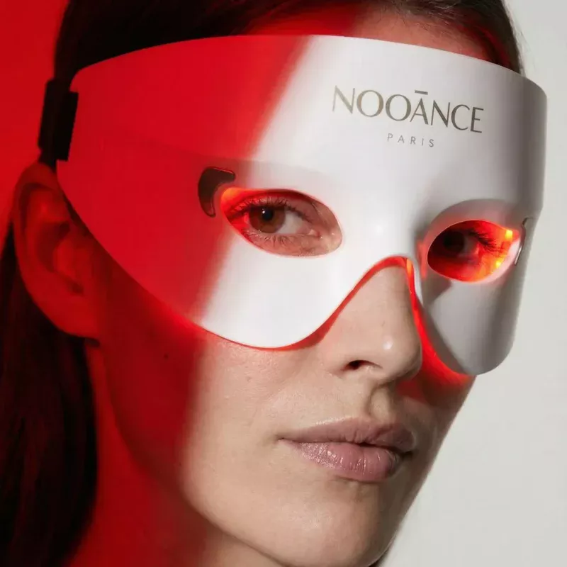 Masque LED X200 NOOĀNCE demi-visage ciblant les rides du front, la ride du lion, les pattes d'oie et les cernes.